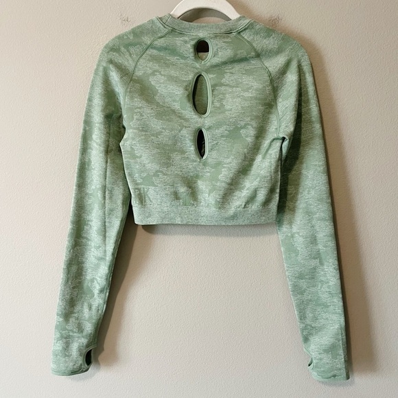 Gymshark Women’s Light Green Camo Print Long Sleeve Crop Workout Top Sz Medium - Picture 6 of 9